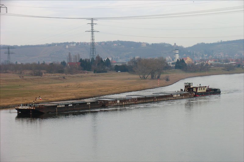 Schubverband aus Tschechien, vorn Schubleichter CSPL-524, Stromschubschiff: TR 35, die Elbe abwrts bei Niederwartha; 12.01.2008
