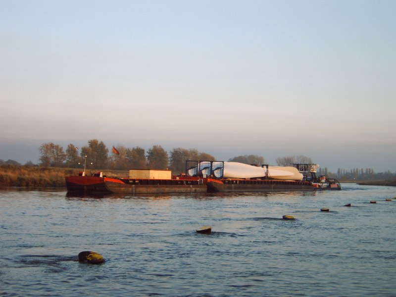 Schubverband mit 6 Rotoren fr Windkraftanlagen bei Mhlberg/Elbe stromabwrts Richtung Torgau. Fotografiert am 25.10.2008 von der mittlerweile Auer Betrieb gesetzten Elbfhre.