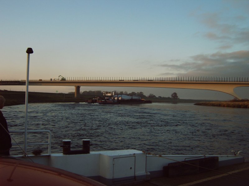 Schubverband mit 6 Rotoren fr Windkraftanlagen am 25.10.2008.
Die neue Elbbrcke bei Mhlberg stand bei diesem Termin kurz vor der Fertigstellung. 