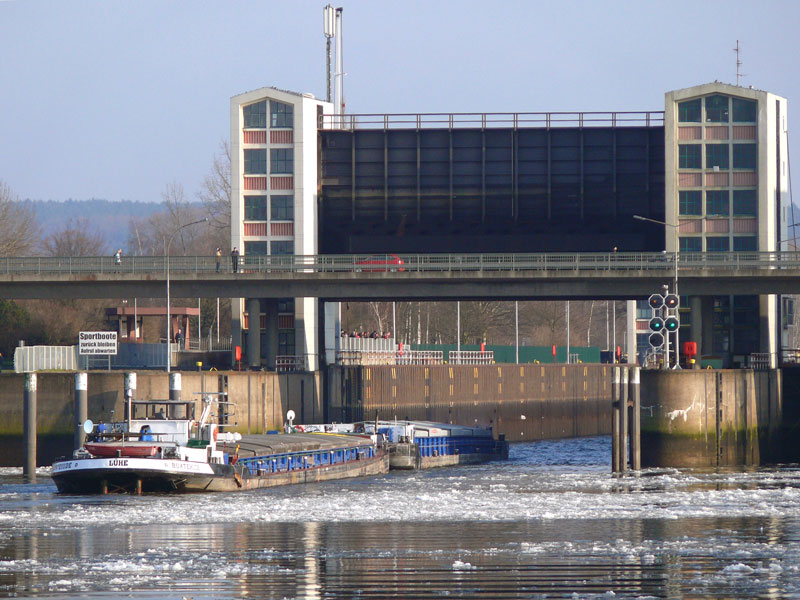 Schubverband mit LHE, Buxtehude auf der Elbe von Hamburg kommend bei Einfahrt in Schleuse Geesthacht, 25.01.2009
