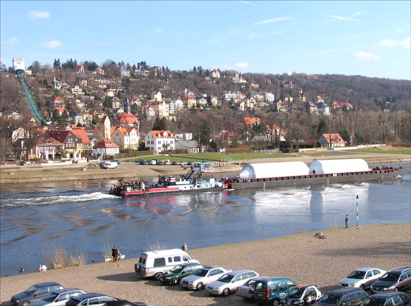 Schubverband: SCH 2638, Deutsche Binnenreederei AG, hat einen Spezialtransport vor sich auf der Elbe aufwrts kurz nach der Brcke  Blaues Wunder  bei Dresden-Blasewitz / DD-Loschwitz; 26.02.2008
