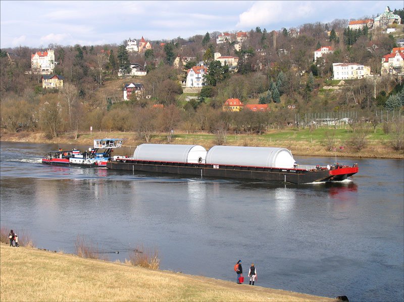 Schubverband: SCH 2638, Deutsche Binnenreederei AG, hat einen Spezialtransport vor sich auf der Elbe aufwrts kurz vor der Brcke  Blaues Wunder  bei Dresden-Blasewitz / DD-Loschwitz; 26.02.2008
