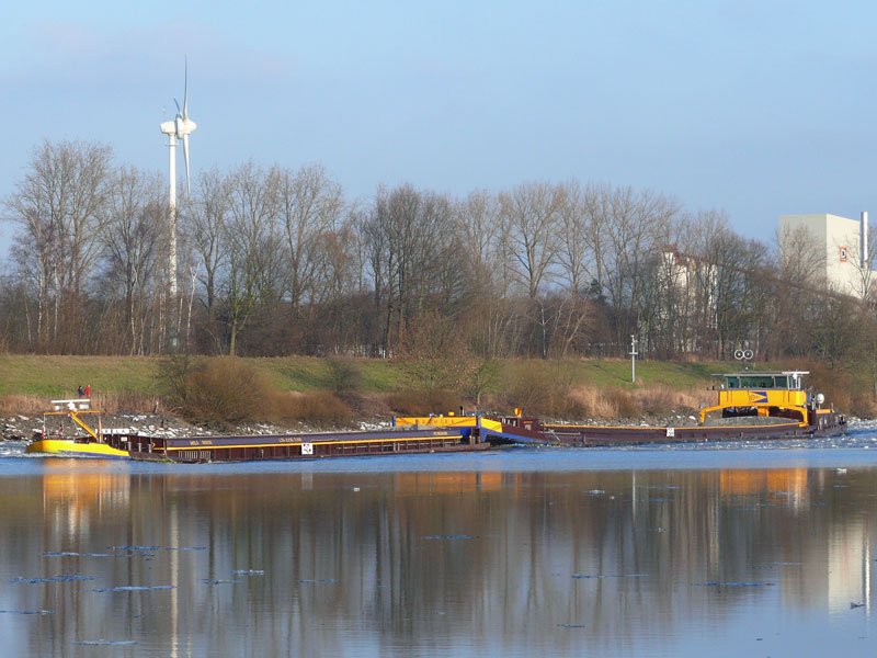 Schubverband: Schubleichter AKELA (5612130) geschoben von Schubschiff BAGHIRA (04601370), Petershagen; auf der Elbe im unteren Schleusenkanal Geesthacht; 25.01.2009
