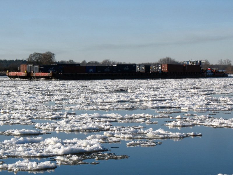 Schubverband die Treibeis fhrende Elbe aufwrts zwischen Geesthacht und Lauenburg, 06.01.2009
