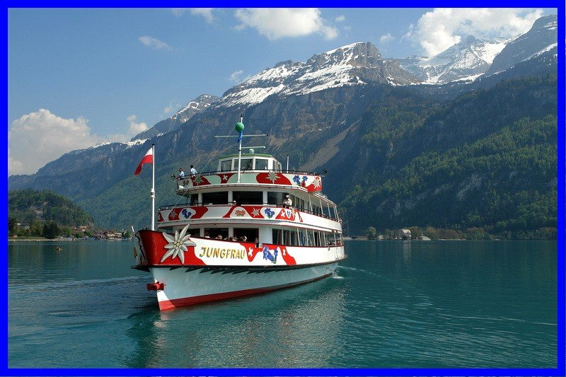 Schweiz-Brienzersee. An der Anlegestelle in Brienz muss das Motorschiff erst ein Stck rckwrts fahren. Im Hintergrund die noch schneebedeckten Bergriesen. 6.5.2008