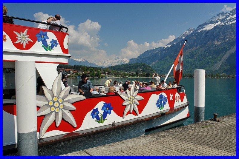 Schweiz-Brienzersee. Anlegestelle Brienz mit dem MS  Jungfrau . Bei dem schnen Wetter sitzt man gern im Freien und den Seewind um die Nase wehen. 6.5.2008