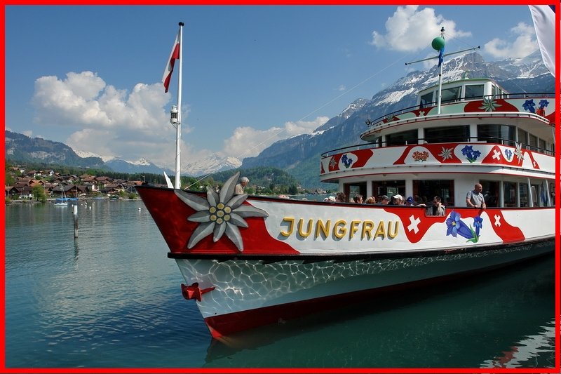 Schweiz-Brienzersee-Brienz. Der Bug der  Jungfrau  mit seiner schnen Bemalung und den Lichtspiegelungen des Wassers am Rumpf geben ein stimmungsvolles Bild ab. 6.5.2008