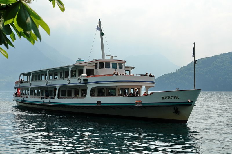 Schweiz - Die MS Europa bei der Anlegestelle Vitznau am Vierwaldsttter See. Die Fahrt geht noch weiter nach Luzern . 1.5 2007