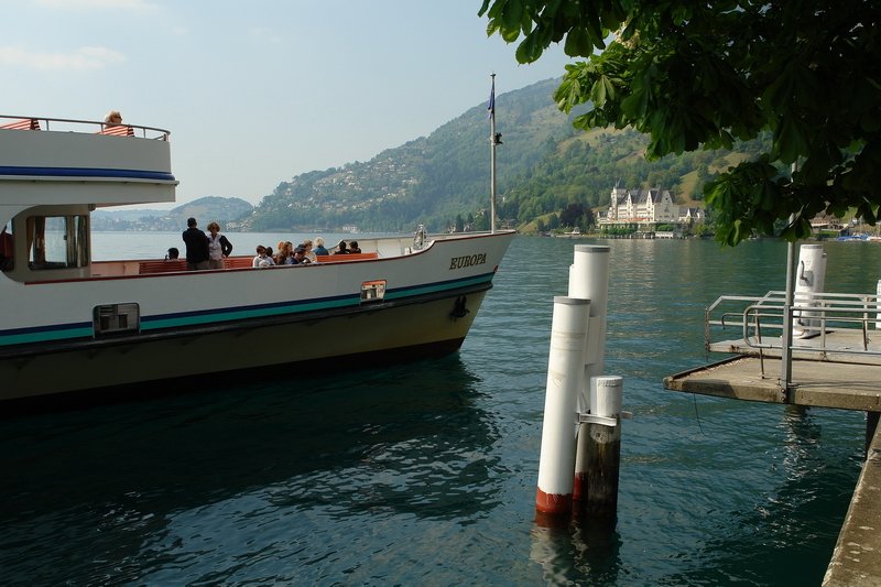 Schweiz - Gleich legt die MS Europa in Vitznau am Vierwaldsttter See an, um Fahrgste nach Luzern mitzunehmen.Im Hintergrund das Park-Hotel. 1.5.2007