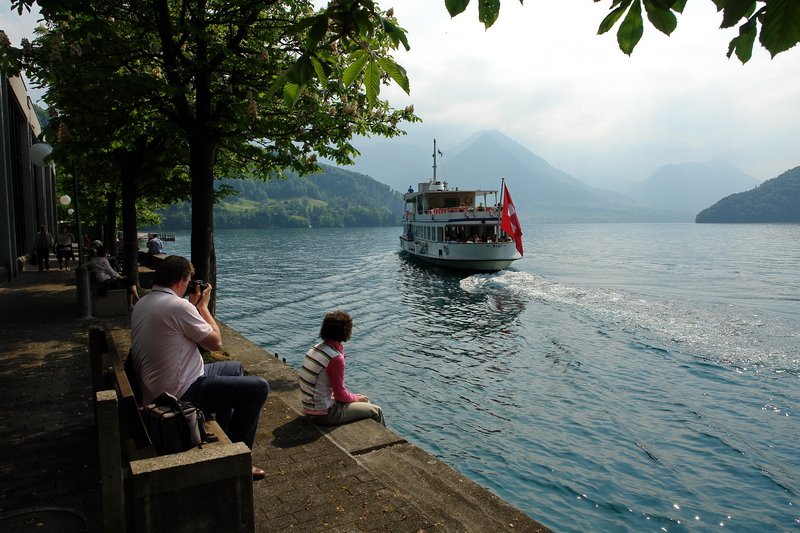 Schweiz - Noch schnell ein Foto bequem von der Bank aus, bevor die MS Rigi in der Ferne verschwunden ist. Ziel ist Flelen, das in ca. 2 Std. erreicht ist. 1.5.2007