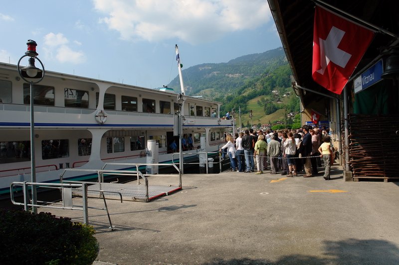 Schweiz - Nur nicht drngeln, es kommen alle mit nach Luzern. Die MS Europa ist hier an der Anlegestelle Vitznau am Vierwaldsttter See am 1.5.2007.