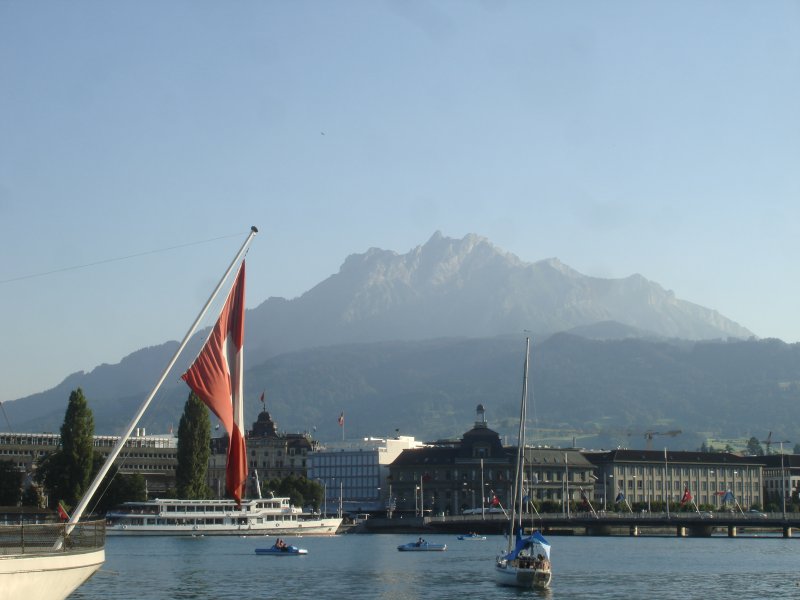 Schweiz Pur: Am Heck des Restaurant-Schiffes  Wilhelm Tell  weht die Schweizer Flagge,die MS  Waldsttter  hat am Abend des 4.8.2007 soeben Luzern erreicht und der Hausberg Pilatus  thront  ber der Stadt Luzern. 