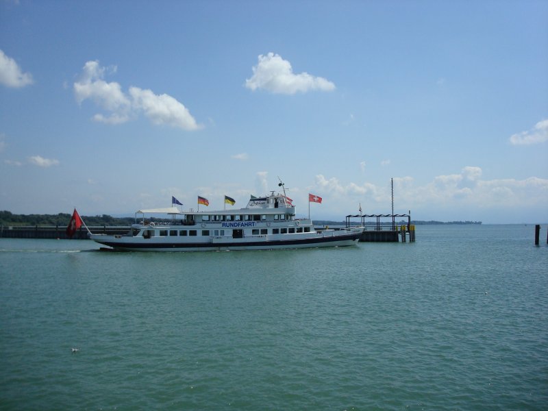 Schweizer Fahrgastschiff  Thurgau  auf dem Bodensee,
hier bei der Ausfahrt in Friedrichshafen,
von der grten Bodenseewerft in Romanshorn/CH 1932 gebaut,
Umbauten 1959 und 1991,
500Pers., 241BRT ,L49m, B9m ,2Dieselmotoren mit je 300PS,
Aug.2008