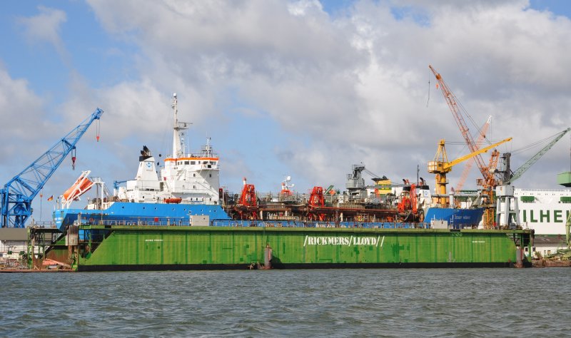 Schwimmdock  Rickmers Lloyd  in Bremerhaven am 13.09.09 Lg. 147m - Br.21m - Aufnahme: maximale Schiffsgre 15000 BRT - Kraneinheiten 1x10t und 1x5t.Im Dock der Frachter  Amezoneborg  und links im Bild der Schwimmkran  Der blaue Klaus .1972 wurde die Rickmers Lloyd Dockbetrieb GmbH. gegrndet und arbeitet mit der Lloyd Werft zusammmen.