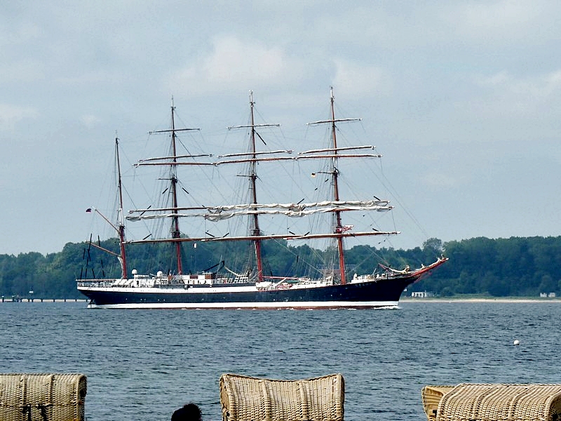 Sedov am 29.sten Juni auslaufend aus der Kieler Frde querab von Laboe