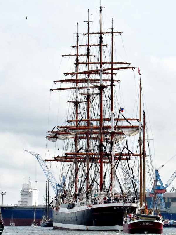 Sedov mit Schlepperhilfe in Position fahrend zur Groseglerparade am 27.06.09.