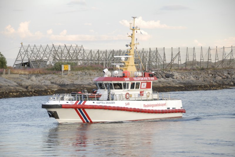 Seenotretter in der Hafeneinfahrt von Svolvaer am 31.07.2007