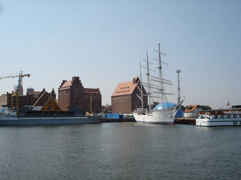 Segelschiff GORCH FOCK  ,
festverankert im Hafen von Stralsund als Museumsschiff,
1933 gebaut in Hamburg,1945 versenkt,1947 gehoben, als Kriegsbeute in die Sowjetunion, 1999 zurck nach Deutschland, seit 2003 in Stralsund,
Juni 2006