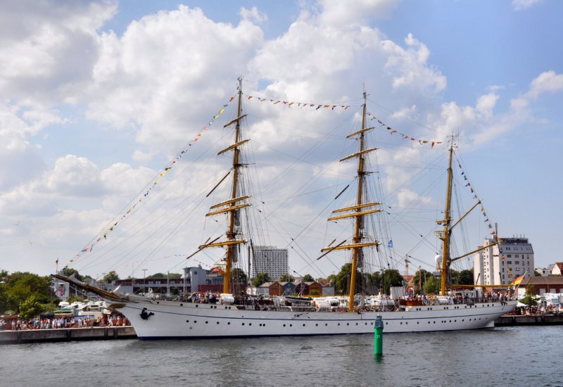 Segelschulschiff  Gorch Fock  Stahl-Bark Lg. 81,20m - Br.12,0m - Tg.5,25m - Segelflche 2037 m2.Geschwindigkeit mit Motor 12 kn unter Segel 18,2 kn.Am 07.08.09 auf der Hanse Sail.