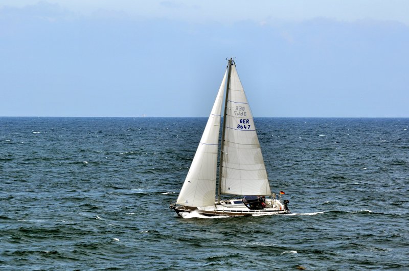 Segelyacht am 18.07.2009 um 11.00 Uhr vor Helgoland Windstrke ca. 3/4