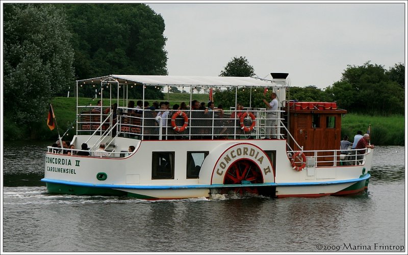 Seiten-Raddampfer  Concordia II  fhrt zwischen Harlesiel und Museumshafen Carolinensiel in Ostfriesland. Detailinfos: http://www.nordwestreisemagazin.de/harle/textconcordia2.htm