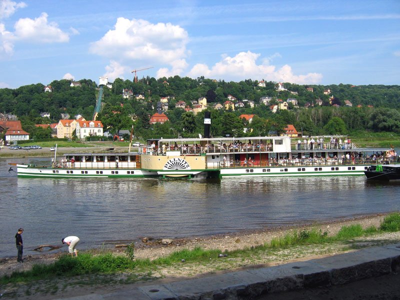 Seitenraddampfer PILLNITZ (ex  Weltfrieden , ex  Diesbar , ex  Knigin Carola ), Baujahr 1886, auf der Elbe beim Anlegen in Dresden-Blasewitz - 16.06.2005
