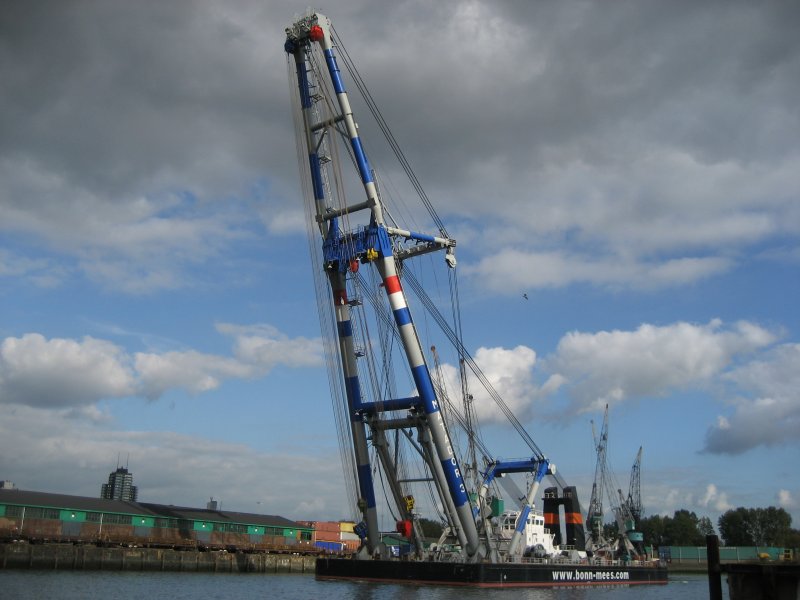 Selbstfahrender Schwimmkran  MATADOR 3  am 05.10.2007 im Hafen Rotterdam.