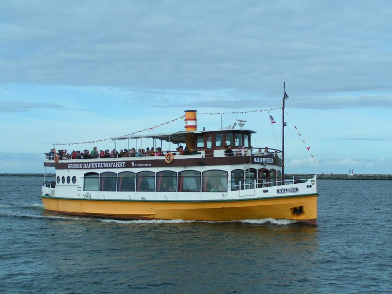 Selene auf einer ihrer Hafenrundfahrten in Rostock-Warnemnde; 070825