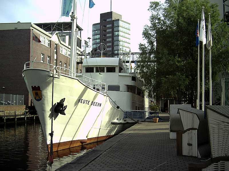  Seute Deern  Baujahr 1961 als Restaurantschiff mit festem Liegeplatz im Harburger Binnenhafen. Frher im Helgolanddienst