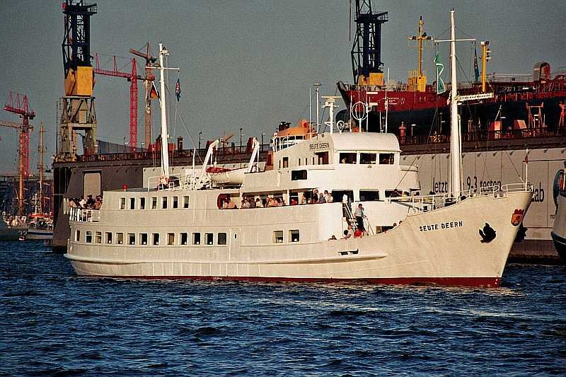  Seute Deern  Baujahr 1961 Frher im Helgolanddienst. Jetzt als Restaurantschiff mit festem Liegeplatz im Harburger Binnenhafen. Zum Hafengeburtstag 2008 mit Gsten unterwegs. 