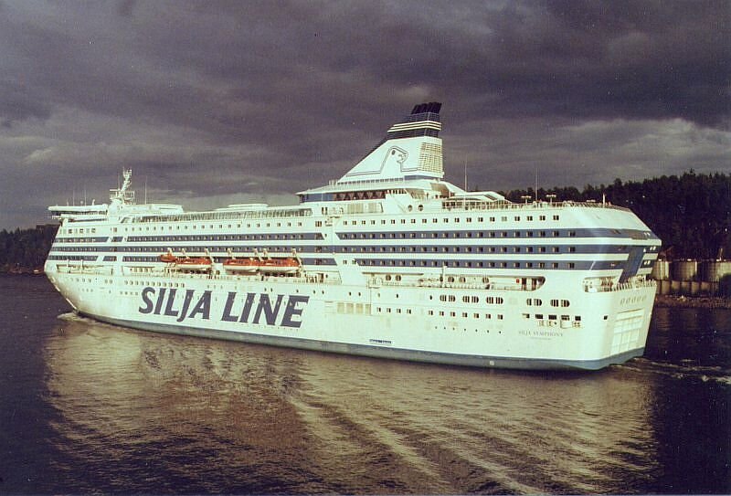 Silja Line MS  Symphony  am 21.08.1993 in den Schren vor Stockholm auf der Nachtfahrt von Stockholm nach Turku.