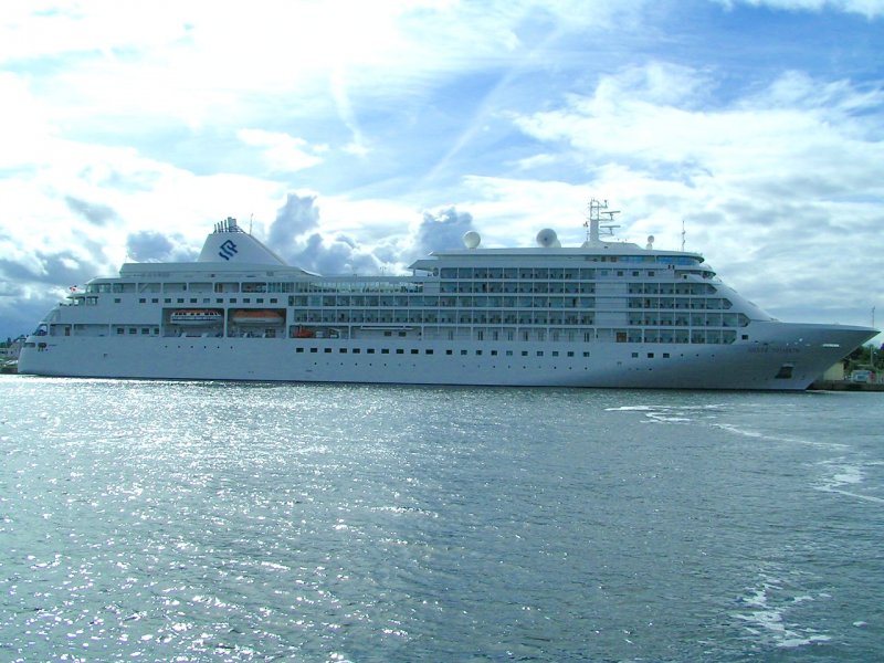 Silver Shadow (Anzahl Decks:7; Passagiere/Crew:388/295)liegt am Hafen in Warnemnde; 070901