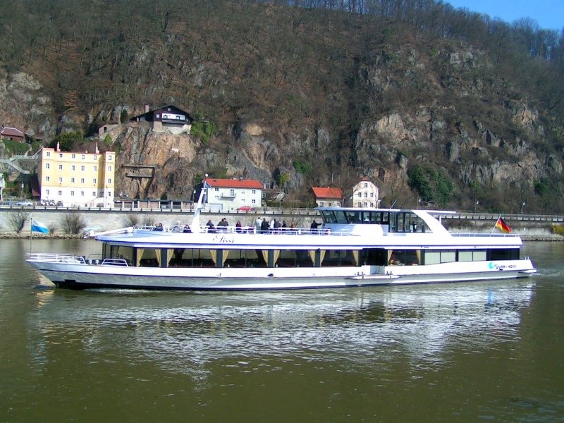 SISSI (Bj1998; L: 46,75 m / B: 11,20 m;  600 PS; Plätze Innen/Frei 150/100); bei einer  Stadtrundfahrt  auf der Donau in Passau; 080309
