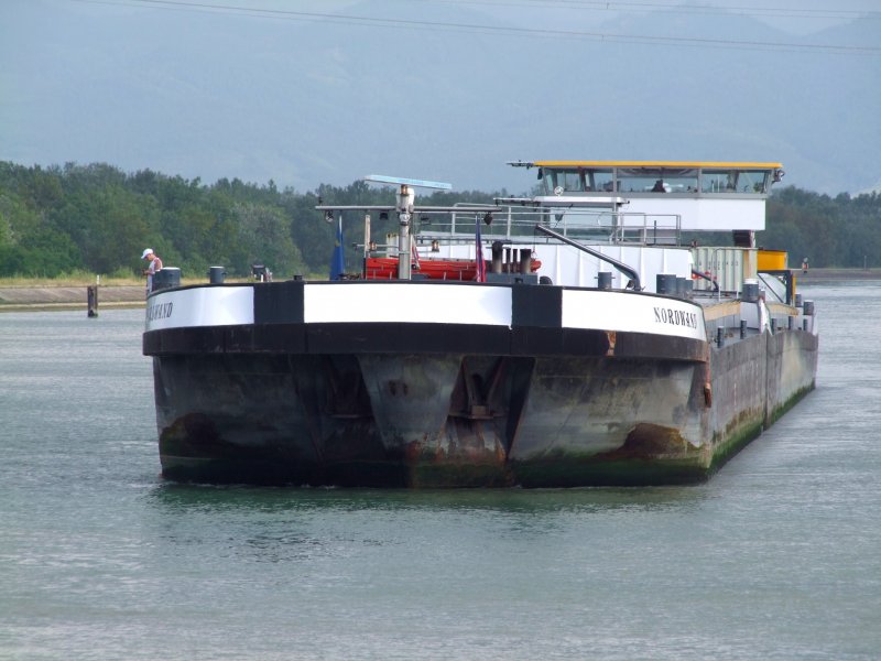 SL Nordwand, Beladen mit Containern kurz vor der Schleuseneinfahrt_080901