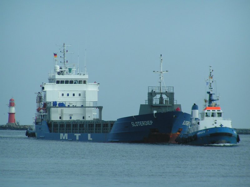 Sloterdiep; L=98mtr;B=13mtr;Flagge:Netherland; wird von den beiden Schlepperschiffen Fairplay IV u. V in den Hafen escortiert; 070826