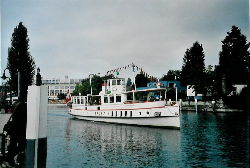 Soeben ist das  Spiezerli  zu einer seiner letzten Fahrten in Richtung Spiez gestartet! Am 21. September 2008 in Thun.