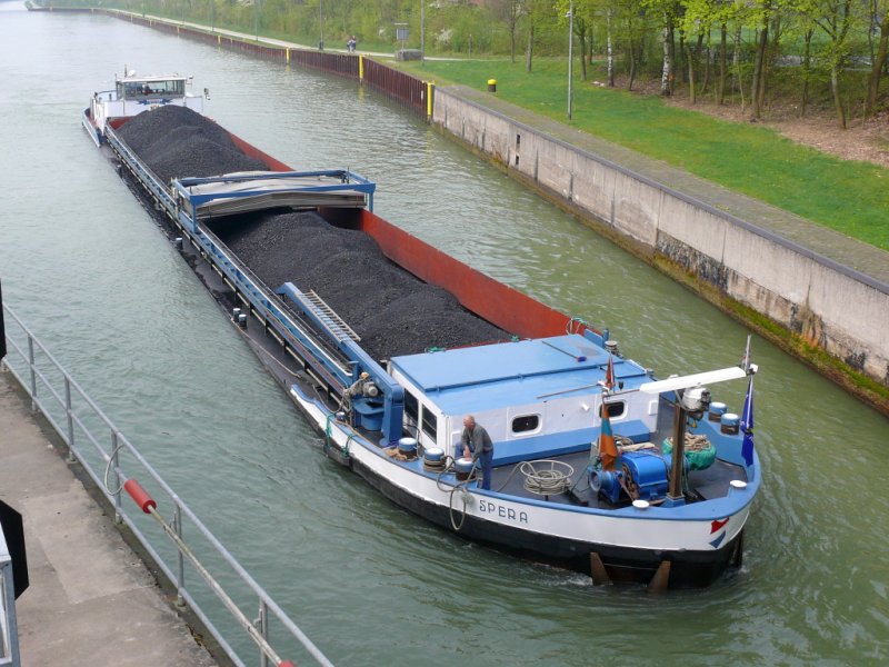  SPERA  bei der Einfahrt in die groe Schleuse Ahsen auf dem Wesel-Datteln-Kanal am 12.4.2009