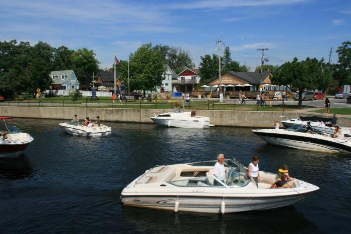 Sportboote im Trent-Severn am Km 247,3 in Fenelon Falls; 23.08.2008