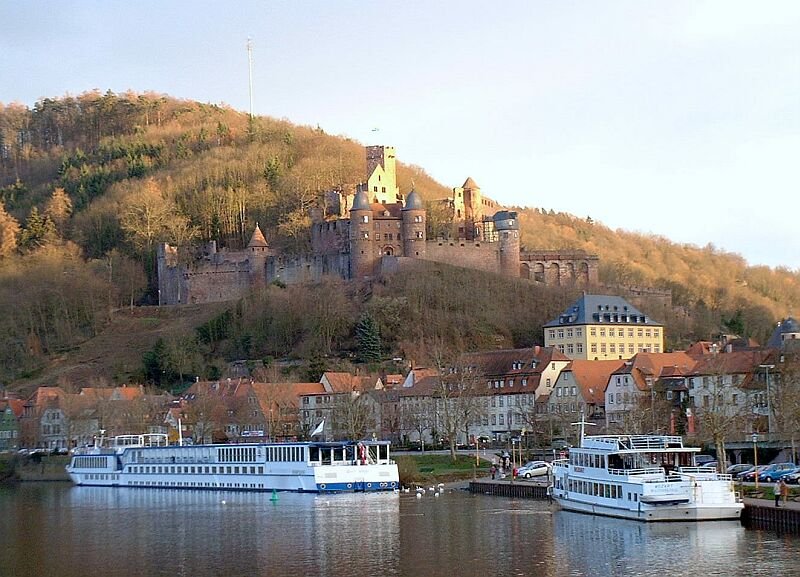 Stadt und Burg Wertheim am Main mit Kreuzfahrtschiff und Ausflugsschiff im Mrz 2004