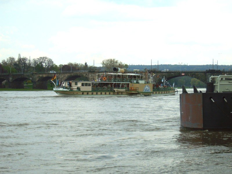 Stadt Wehlen legt in Dresden am Terrassenufer an, 01.05.06