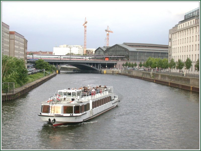 Stadtrundfahrt auf der Spree vor dem S-Bahnhof Friedrichstrasse. (11.08.2005)