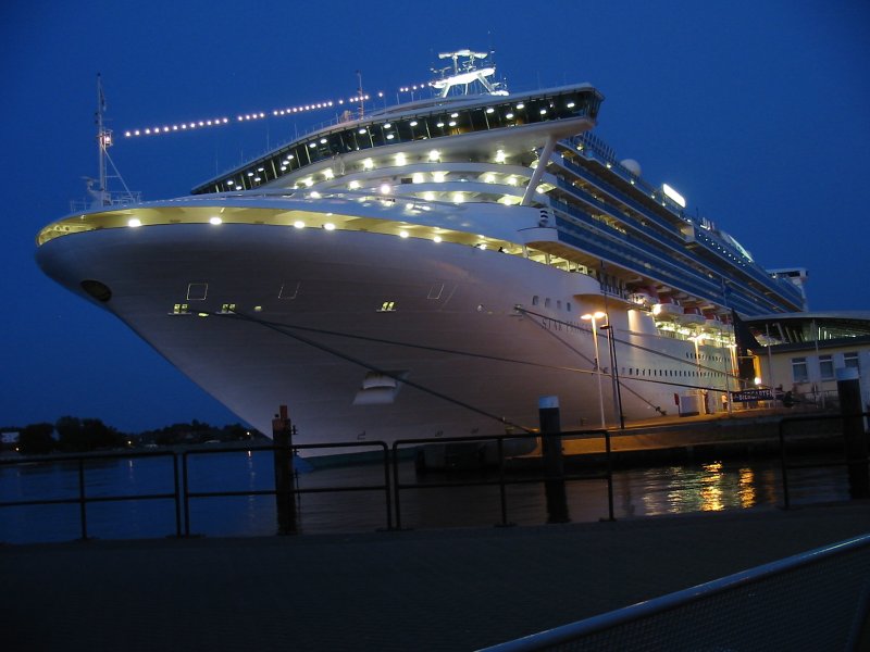 Star Princess am Passagierkai von Warnemnde (21.08.2005).