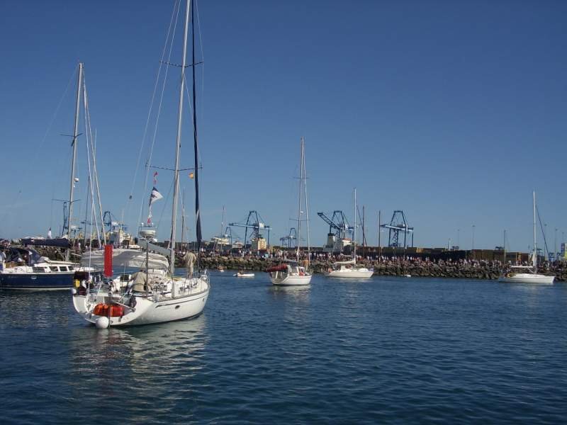 Start fr die ARC 2006 Transatlantikregatta in Gran Canaria. Stau bei der Ausfahrt aus dem Hafen.