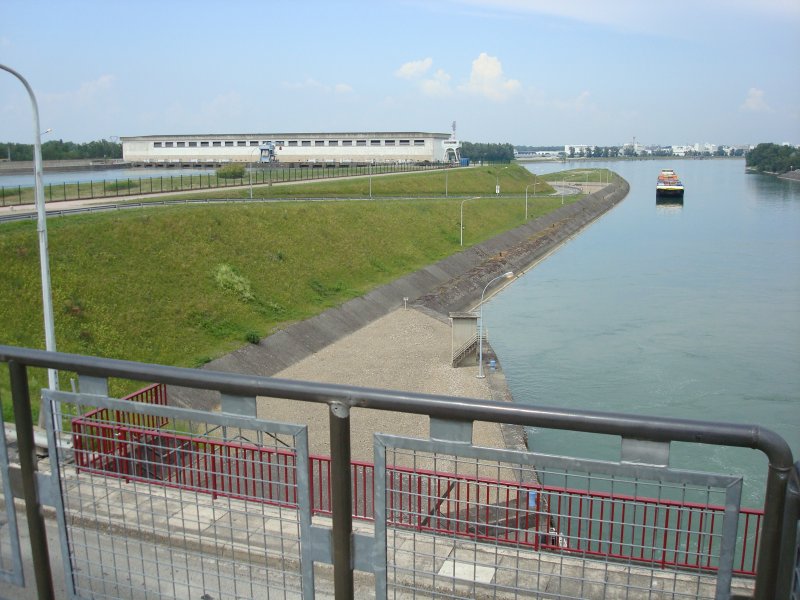 Staustufe Marckolsheim am Rhein,
mit 2-Kammerschleuse (Standort)und Blick auf das E-Werk,
2008