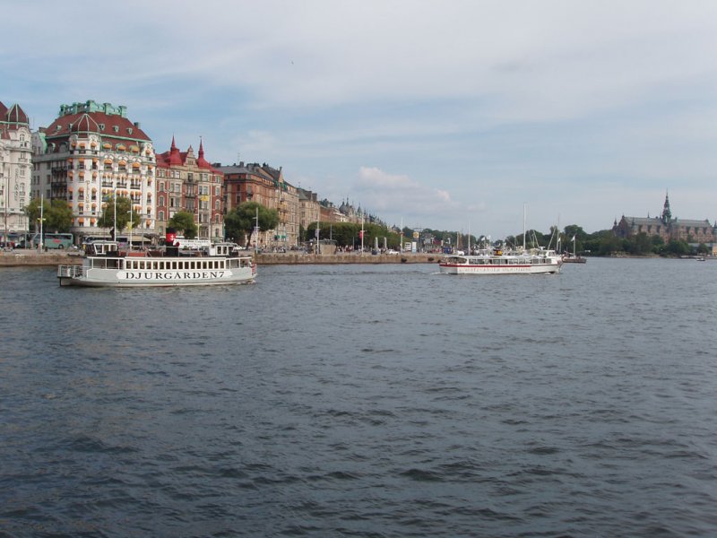 Stockholm-Fhre  Djurgrden 7  und MS  Delfin X  auf Djurgrdenrundfahrt