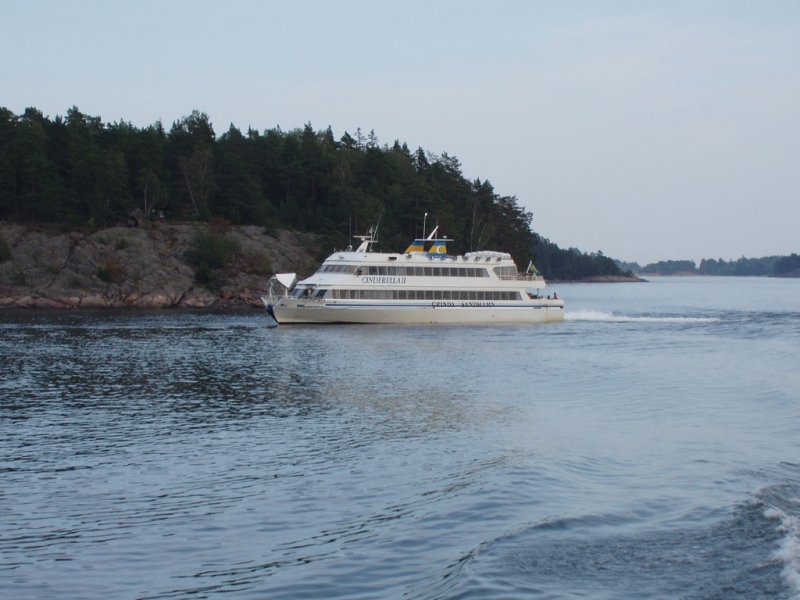 Stockholm-MS  Cinderella II  in Grinda. Dieses schnelles Pump-Jet Schiff verbindet tglich Stockholm mit Vaxholm, Grinda und Sandhamm. 