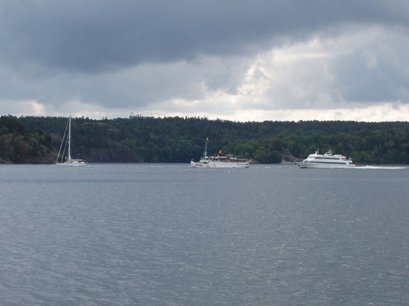 Stockholm-MS  Storskr  auf Skrgrdsrundfahrt und MS  Cinderella  nach Moja in der Nhe von Fjderholmarna.