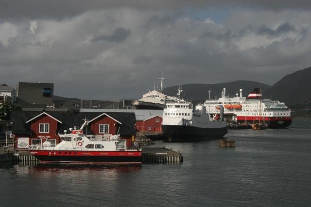 Stokmarknes am 10. September 2006 gegen 14.15 Uhr. Die sdgehende M/S  Nordlys  hat gerade am Hurtigrutenkai angelegt. Im Vordergrund liegt das Lokalbt M/S  Brotty . Dahinter die Autofhre M/S  Bognes . Neben dem Hurtigruten-Museum liegt das ehemalige Hurtigrutenschiff, M/S  Finnmarken . Es war vom 1956 - 1993 im Liniendienst ttig. Hinter der  Nordlys  ist ein historisches Segelschiff zu sehen, mit dem an diesem Sonntag Rundfahrten angeboten wurden.