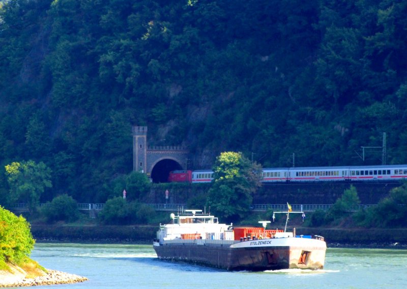 Stolzeneck fhrt in der Abendsonne mit einer Ladung Container Fluabwrts, im Hintergrund ein IC Richtung Sden, Bereich St.Goar/Loreley;080827