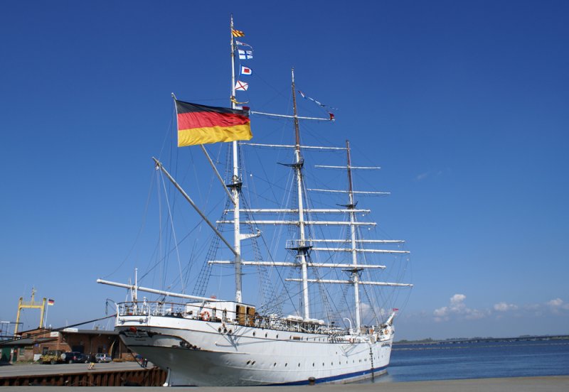 Stralsund 03.05.2008
Die Gorch Fock (1) in Stralsund. (ex. Towarischtsch ) Techn. Daten: Wertf Blohm & Voss, Stapellauf 1933, Bau-Nr 495, Schiffstyp Bark, Verdrngung 1354 t, Lnge 82,1m, Tiefgang 5,2m, Segelflche 1797m, Anzahl der Segel 23, Grte Masthhe 41,6m, Besatzung 78 und 160 Schler. Entnommen von einem Prospekt was an Bord verteilt wurde.